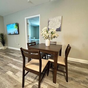 Dining - *New Listing * Renovated 1 BD Apt • Washer/Dryer (Clearwater)