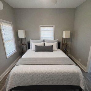 2 bedrooms, iron/ironing board, WiFi, bed sheets - *New* • Clearwater Getaway • Dogs OK • Sleeps 6 (Clearwater)
