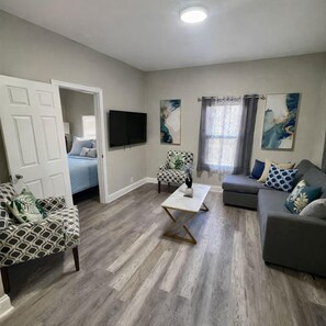 TV - *New* • Clearwater Getaway • Dogs OK • Sleeps 6 (Clearwater)