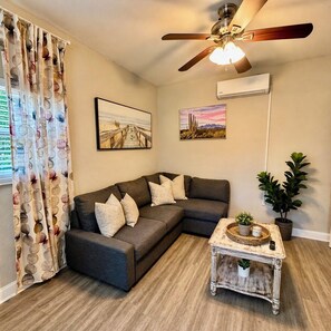 TV - Coastal Escape Near the Beach • Pet Friendly (Clearwater)
