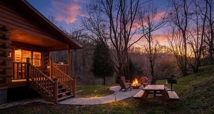 Cabin near creek w/ hot tub and fire pit -Stay at World's Inn