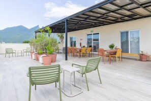 Outdoor dining - 1I Casa Curie Coliving - Cama Matrimonial + Wifi (Monterrey)