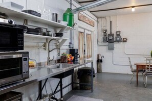 Fridge, microwave, oven, stovetop - Historic Rumpel Kammer - Marktplatz Gem (Fredericksburg)
