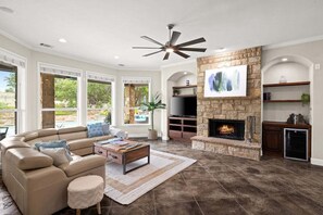 Living area - Luxury Hill Country Retreat| 16 acres| Private POOL| Fire Pit| 360 Views| Pet Friendly| Sleeps 16 (Dripping Springs)