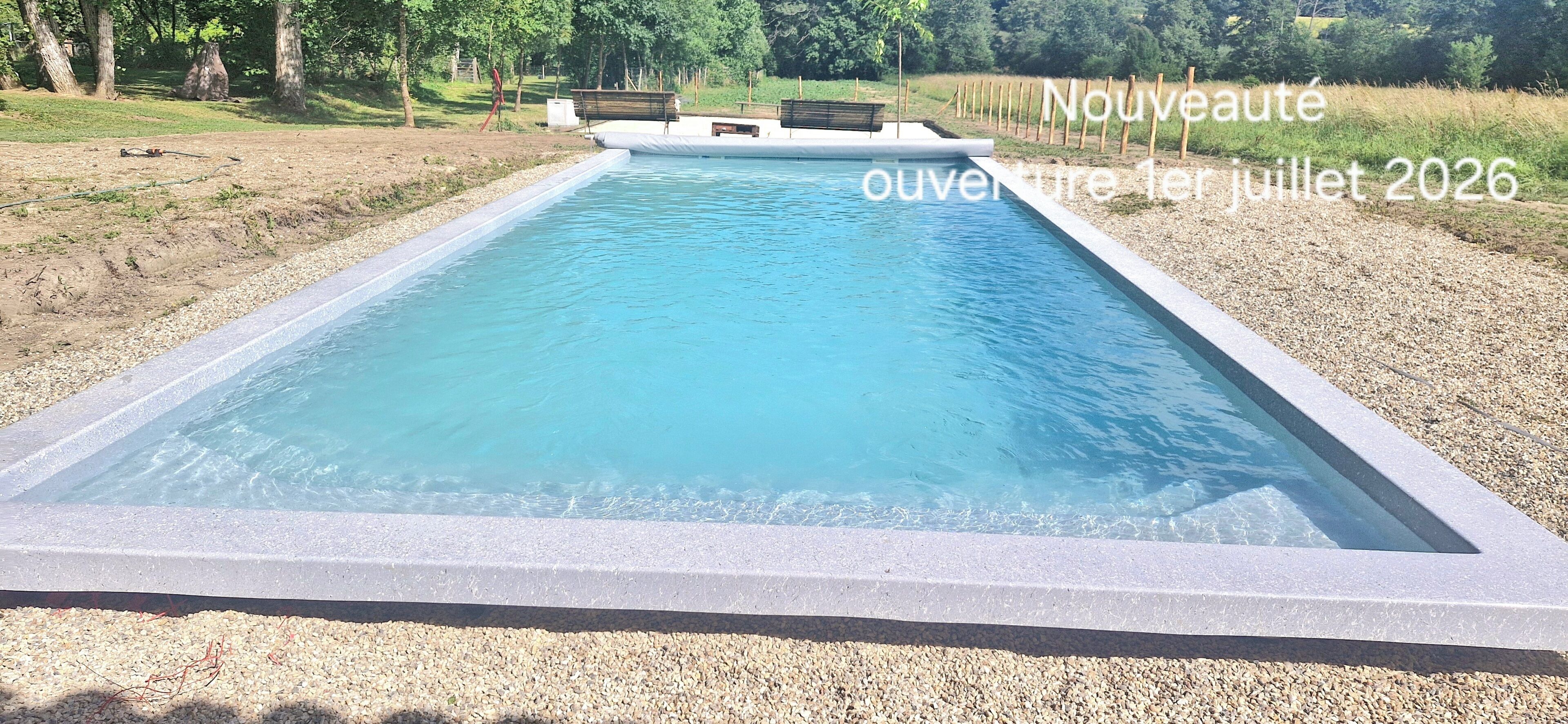 Piscina stagionale all'aperto, ombrelloni da piscina, lettini