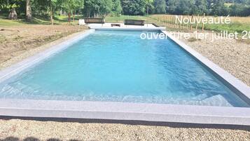 Piscina stagionale all'aperto, ombrelloni da piscina, lettini