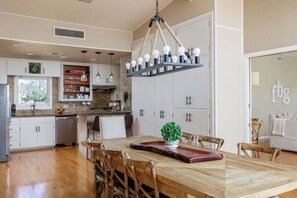 Dining - Das Treff Platz- The Gathering Place - Hot Tub! (Fredericksburg)