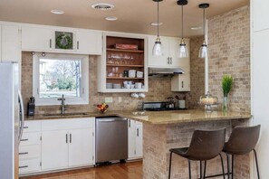 Private kitchen - Das Treff Platz- The Gathering Place - Hot Tub! (Fredericksburg)