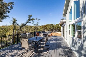 Outdoor dining - Casa Mariposa |Newly Renovated| Firepit*Fireplace*Great Deck*Pets Welcome! (Dripping Springs)