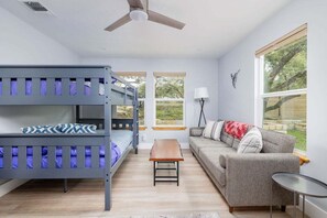 Room - Casa Mariposa |Newly Renovated| Firepit*Fireplace*Great Deck*Pets Welcome! (Dripping Springs)