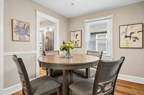 Dining - Eastport 2 bedroom Cottage: Walk to Downtown (Annapolis)