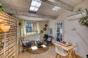 Dining - Guest Room "Les Oliviers" with Private Entrance, Wi-Fi, and Air Conditioning (Puisserguier)