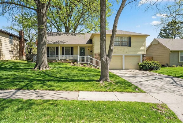 Exterior - Cozy Getaway - Stadium in 20 min, Highway & Public Transit 2 min away! (Overland Park)