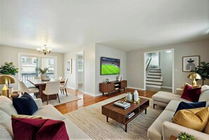 Living area - Cozy Getaway - Stadium in 20 min, Highway & Public Transit 2 min away! (Overland Park)