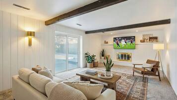 Smart TV, lareira, livros, monitores de computador