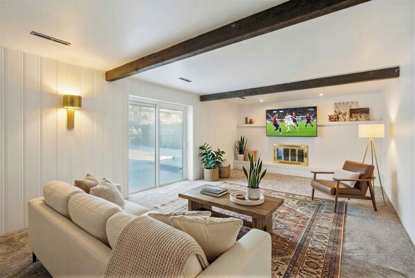 Living area - Cozy Getaway - Stadium in 20 min, Highway & Public Transit 2 min away! (Overland Park)