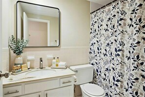 Bathroom - Cozy Getaway - Stadium in 20 min, Highway & Public Transit 2 min away! (Overland Park)