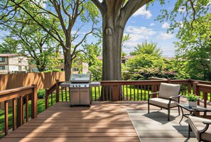 Property grounds - Cozy Getaway - Stadium in 20 min, Highway & Public Transit 2 min away! (Overland Park)