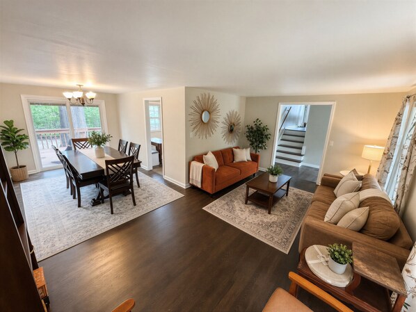 Smart TV, fireplace, books, computer monitors - Cozy Getaway - Stadium in 20 min, Highway & Oak Park Mall 2 min away! (Overland Park)