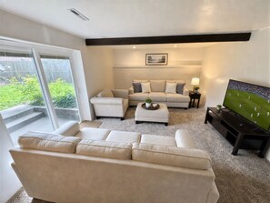 Smart TV, fireplace, books, computer monitors - Cozy Getaway - Stadium in 20 min, Highway & Oak Park Mall 2 min away! (Overland Park)