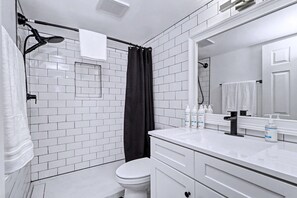 Dusche, Haartrockner, Handtücher, Shampoo