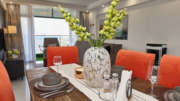 Family Apartment, City View | Dining
