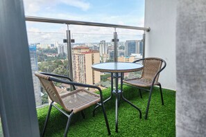 Family Apartment, City View | Tempat makan luar