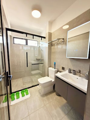 Familienapartment, Stadtblick | Badezimmer