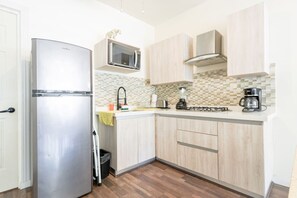 Fridge, microwave, oven, stovetop - ¡Departamento en Chepevera! 7 huéspedes 6 camas (Monterrey)
