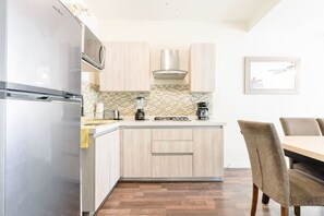 Fridge, microwave, oven, stovetop - ¡Departamento en Chepevera! 7 huéspedes 6 camas (Monterrey)