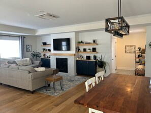 TV, fireplace - 4 Bedroom Home in beautiful neighborhood - Sleeps 7 (Cornwall)