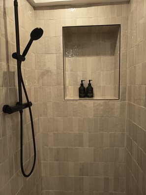 Eco-friendly toiletries, hair dryer, towels, soap - Duplex with panoramic terrace - Centre, Saint-Paul-de-Vence - Air conditioning & WiFi (Saint-Paul-de-Vence)