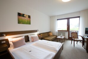 Room - Room 'Zimmer 21' with Shared Pool, Shared Terrace and Wi-Fi (Merano)