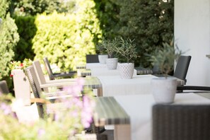 Outdoor dining - Room 'Zimmer 21' with Shared Pool, Shared Terrace and Wi-Fi (Merano)