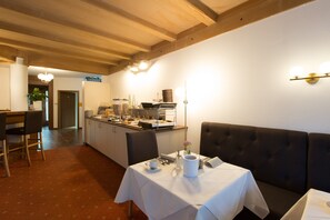 Dining - Room 'Zimmer 21' with Shared Pool, Shared Terrace and Wi-Fi (Merano)