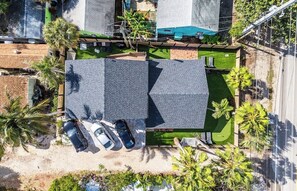 Property grounds - Steps to Gulfstream Park - Modern 2BR Beach Retreat + BBQ in Ocean Ridge (Boynton Beach)