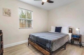 Tabla de planchar con plancha, wifi gratis y ropa de cama 