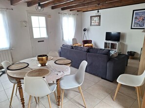 Dining - Vrbo Property (Saumur)