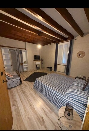 Room - Vrbo Property (Saumur)