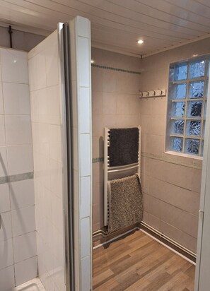 Bathroom - Vrbo Property (Saumur)