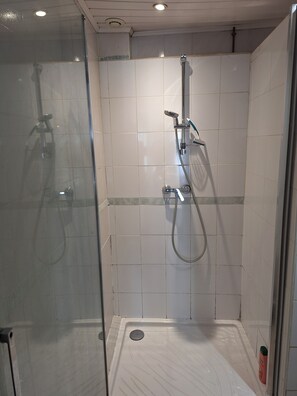Dusche, Haartrockner, Handtücher, Toilettenpapier