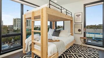2 bedrooms, desk, iron/ironing board, WiFi