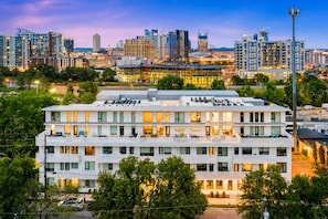 Ein mehrstöckiges Hotel mit modernem Design, mit Balkonen und großen Fenstern.