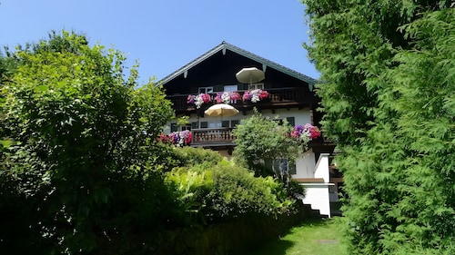 Très calme, idyllique, balcon avec vue sur la montagne, jardin commun