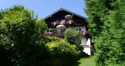 TrĂšs calme, idyllique, balcon avec vue sur la montagne, jardin commun