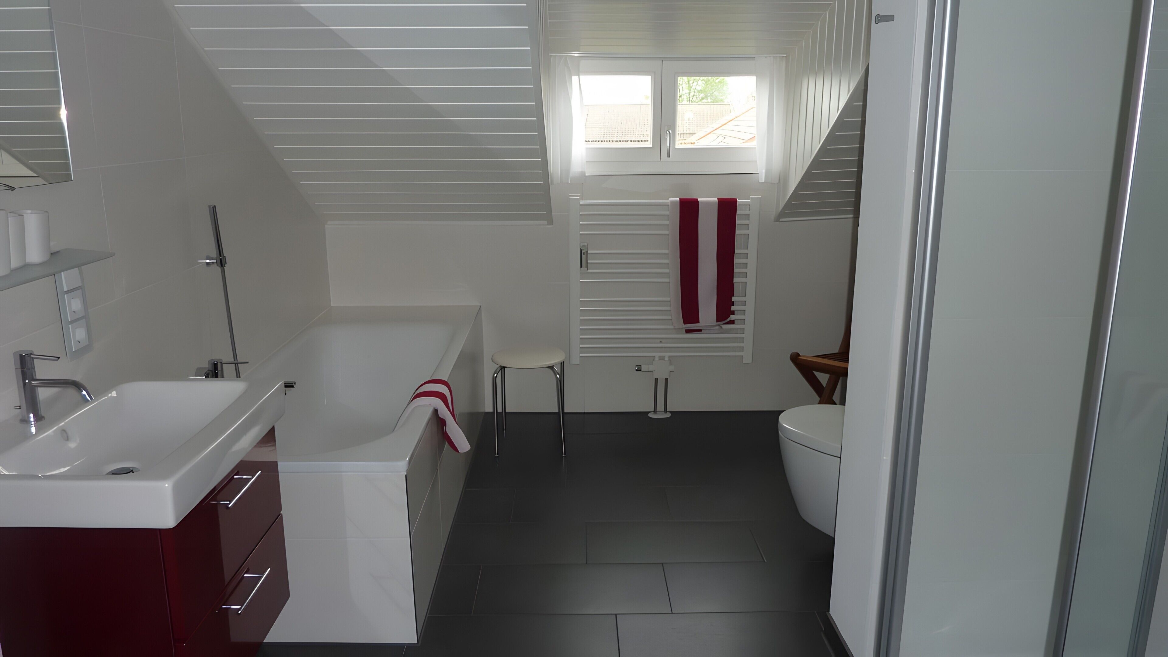 Een douche, een haardroger, handdoeken