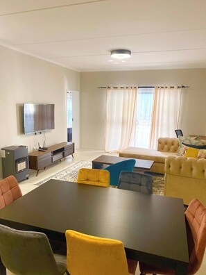 Appartement, 2 chambres, balcon | Salle de séjour