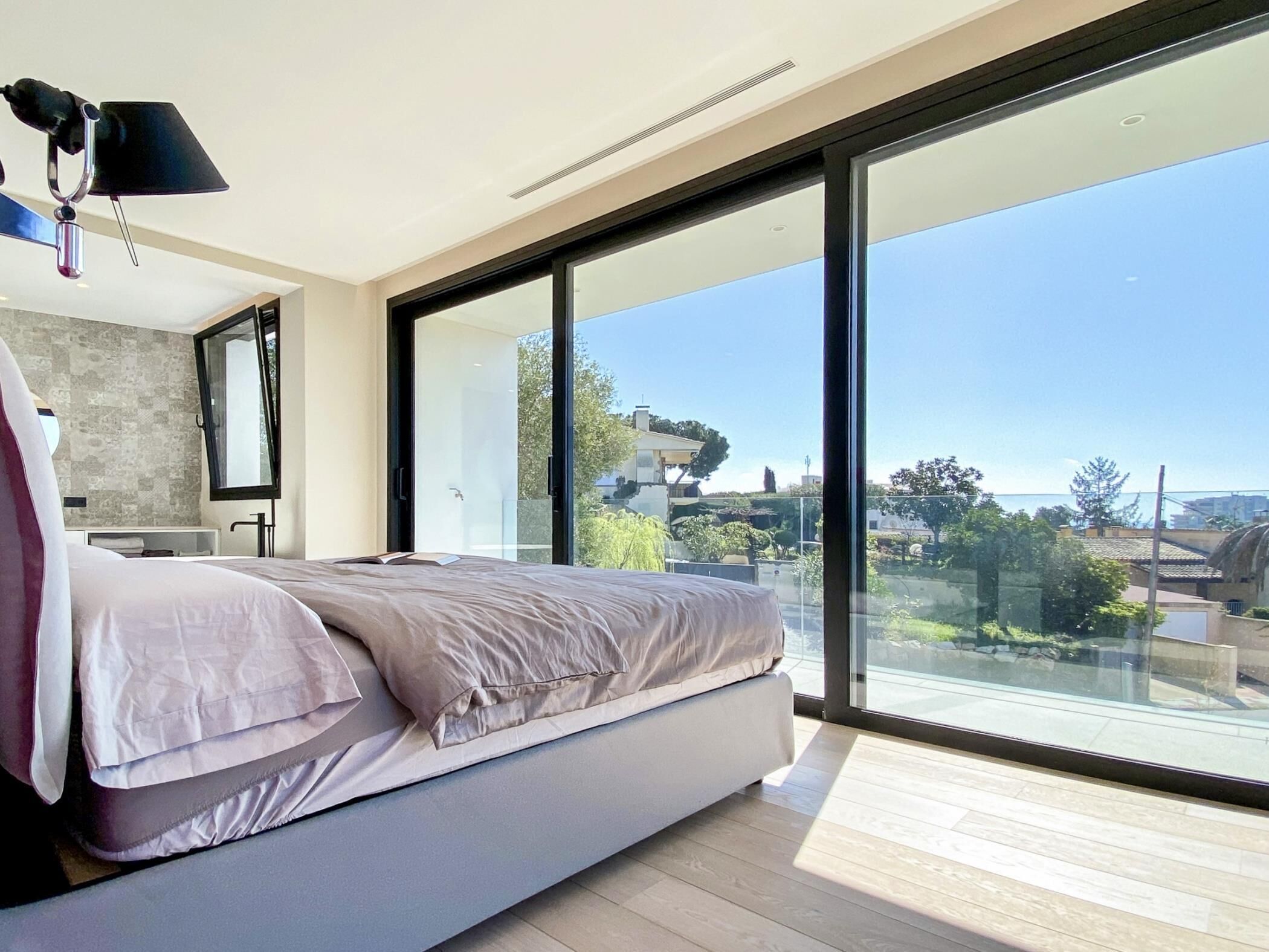 5 bedrooms, iron/ironing board, internet, bed sheets