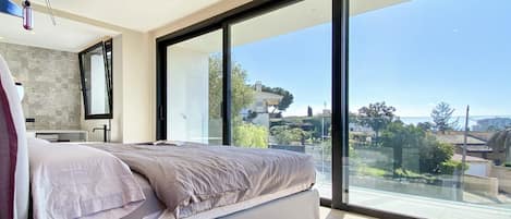 5 bedrooms, iron/ironing board, internet, bed sheets