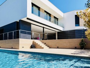 A modern two-story house with a swimming pool, large windows, and a staircase leading to the upper level. - Lux CostaBravaSi - Luxury, design, sustainability (Platja d'Aro)